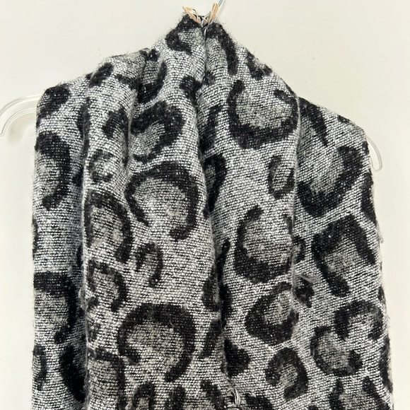 Dress up oversized animal print scarf - Picture 3 of 4